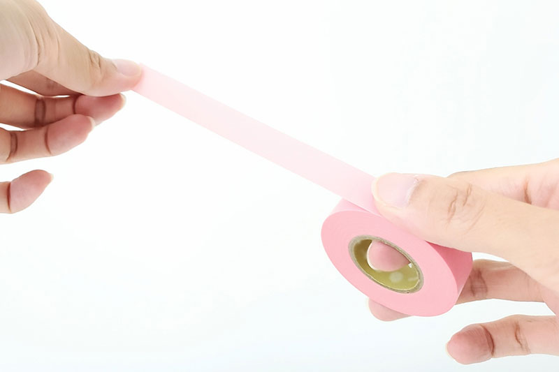 テープを貼って吊戸棚の位置をシミュレーションしてみる