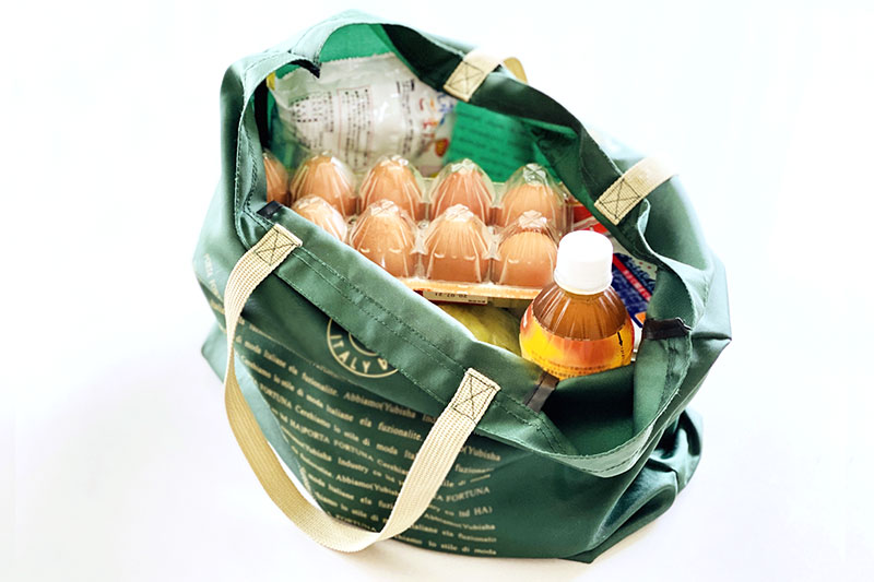 玄関ベンチは荷物の一時置き場になる