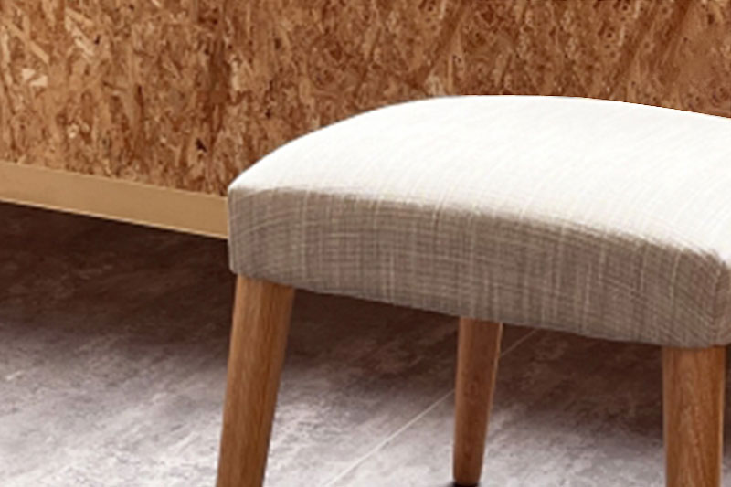 クッション性のある座面のベンチ