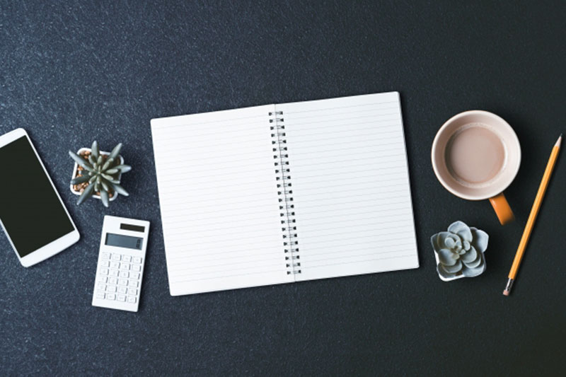 ブラック系のデスク