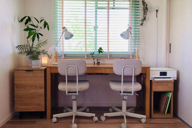 自然光が差し込むワークスペース