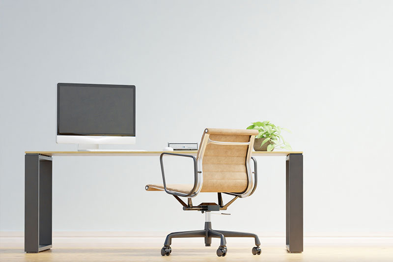 座りやすい椅子、スペースに余裕のあるデスク
